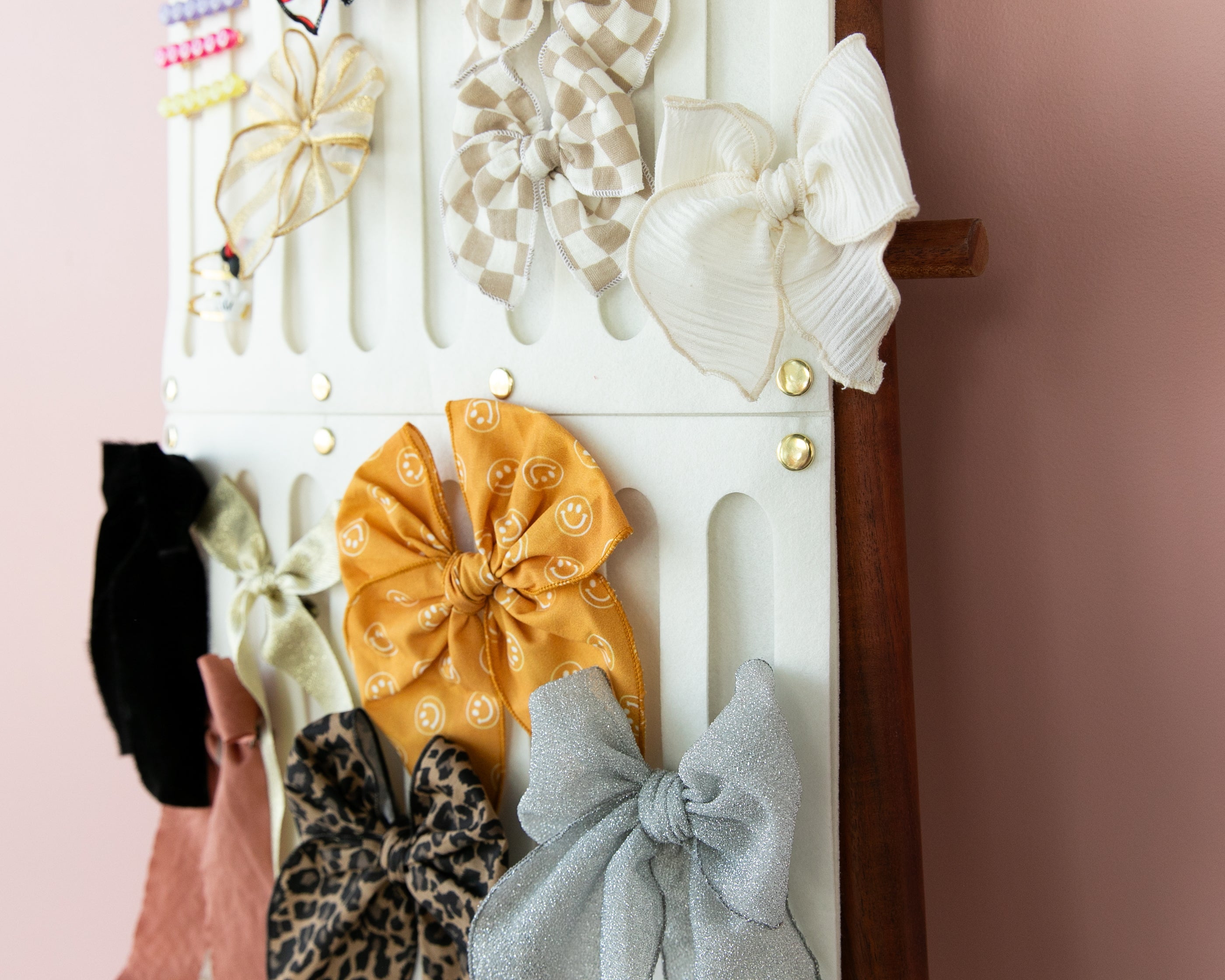 Modern Piggy Felt Bow Organizer