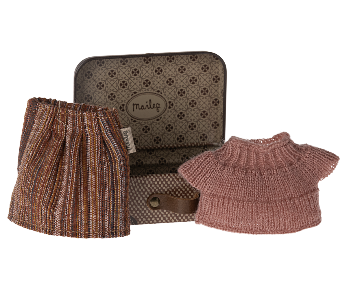ETA APRIL SS24 Knitted blouse and skirt in suitcase, Grandma mouse