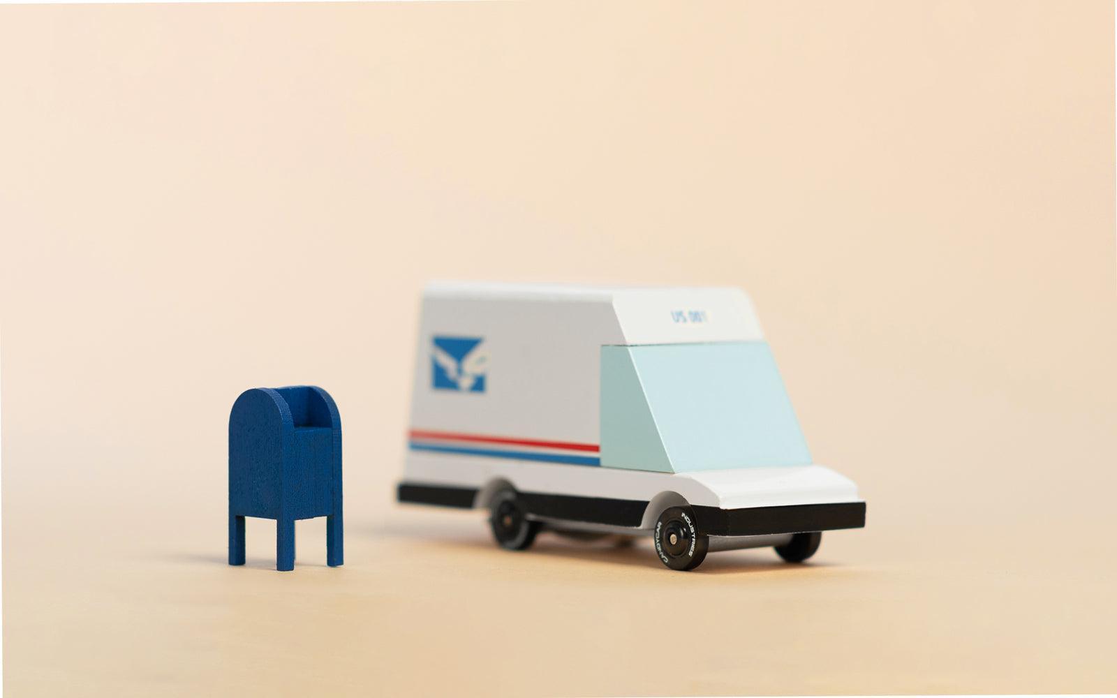 Futuristic Mail Van - Why and Whale