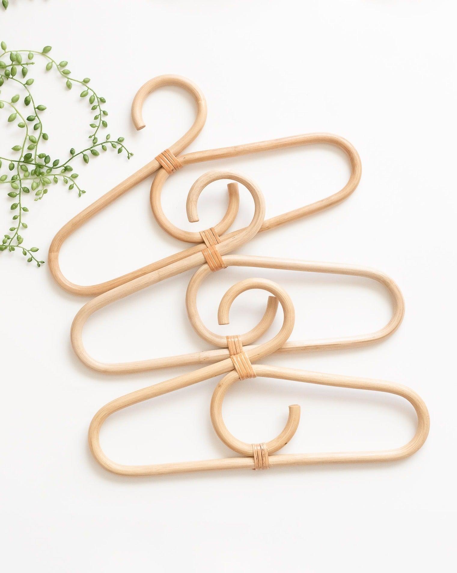 https://whyandwhale.com/cdn/shop/files/rattan-childrens-hangers-why-and-whale-1.jpg?v=1693603940